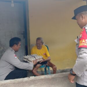 Aksi Sosial Polsek Sekotong: Bantuan Langsung untuk Lansia Kurang Mampu