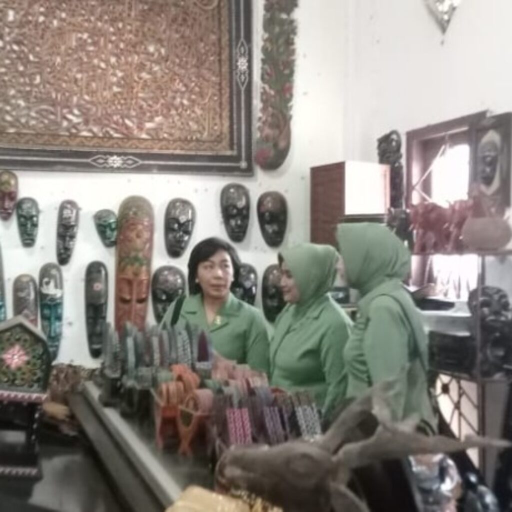 Ketua Persit KCK PD IX/Udayana Tinjau Sentra Cukli di Mataram