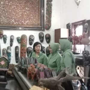 Ketua Persit KCK PD IX/Udayana Tinjau Sentra Cukli di Mataram