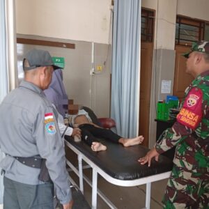 Babinsa dan Linmas Sigap Selamatkan Bocah Tenggelam di Pantai Senggigi