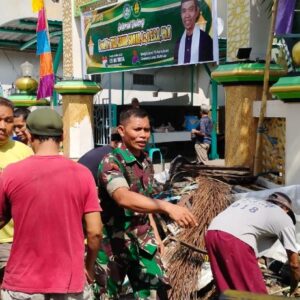 Sinergi TNI dan Warga Gomong, Bersihkan Area Masjid