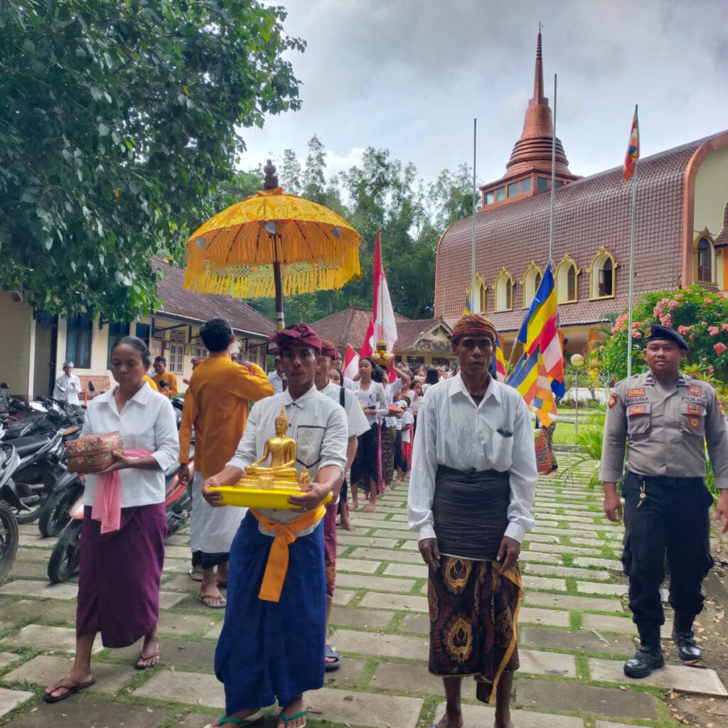 Pengamanan Ketat Prosesi Sakral Nunas Tirta Suci Warnai Waisak di Mareje Lembar, Lombok Barat