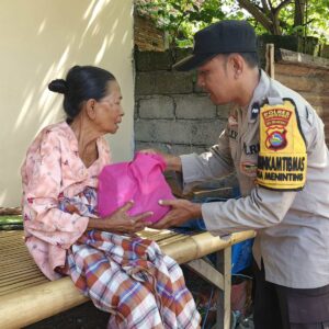 Bhabinkamtibmas Meninting Salurkan Bantuan Pangan Bergizi bagi Warga