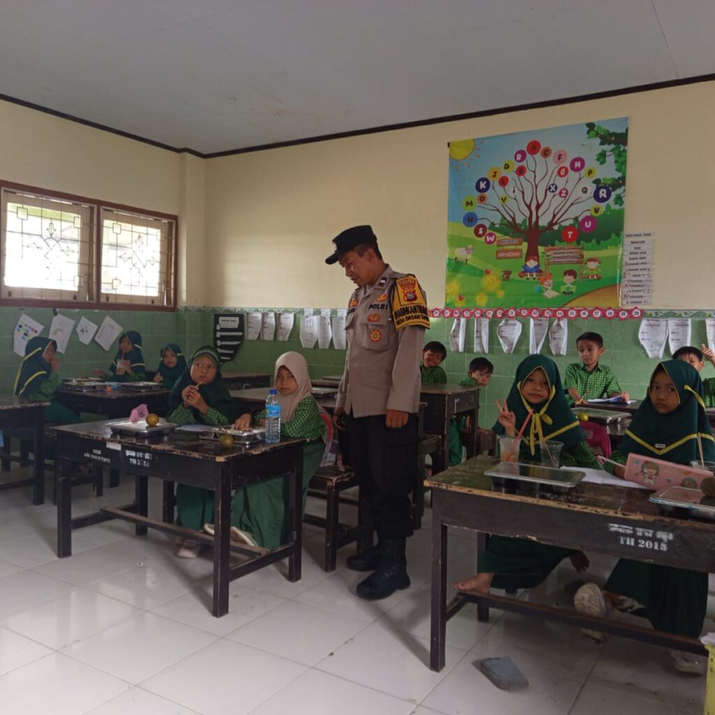 Polsek Gerung Dukung Program Pemberian Makan Bergizi Gratis untuk Siswa SDN Dasan Tapen