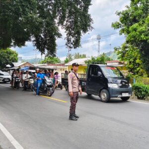 Polsek Lembar Amankan Kegiatan Pemangkasan Pohon Demi Keamanan Lalu Lintas