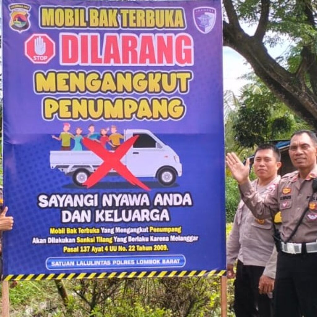 Satlantas Polres Lombok Barat Gencar Pasang Spanduk Himbauan Keselamatan Berlalu Lintas