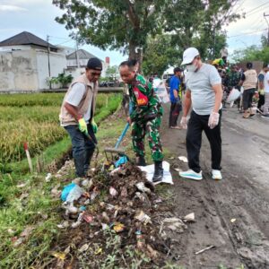 Sinergi TNI dan Warga Wujudkan Desa Bajur Bersih