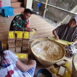 Babinsa Kekalik Jaya Sambangi Perajin Tempe, Jalin Kedekatan Warga