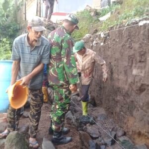 Gotong Royong Warga Bangun Pagar Pura di Desa Selelos