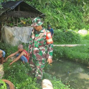 Gotong Royong Babinsa dan Warga Bangun Irigasi Pertanian