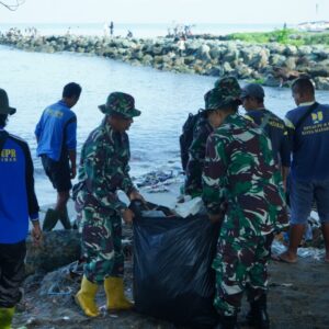 Sinergi TNI dan Masyarakat Warnai Peringatan Hari Bhakti Kodam IX/Udayana: Bersatu Jaga Kebersihan Pantai Loang Baloq