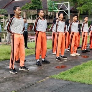 Babinsa Latih Paskibra SMAN 1 Gunungsari Dukung An Natasya