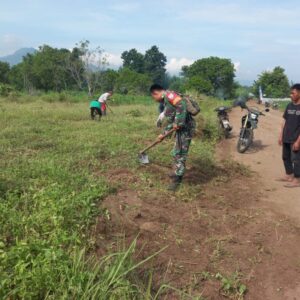 Jelang Safari Dakwah, Babinsa dan Warga Bersihkan Ponpes Al-Azkia