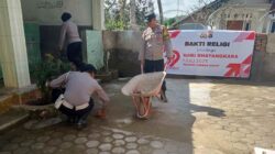 Gotong Royong Polsek Sekotong dan Warga Warnai Hari Bhayangkara ke-79