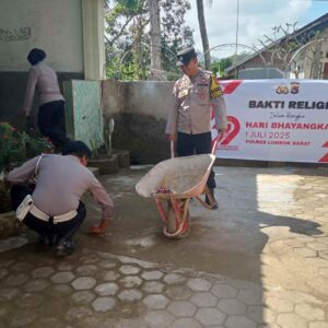 Gotong Royong Polsek Sekotong dan Warga Warnai Hari Bhayangkara ke-79