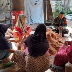 Babinsa Taman Sari Dampingi Ibu Desa Budidaya Jamur