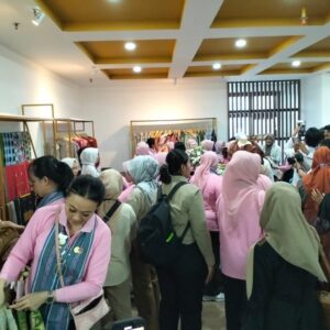 Ibu Selvi Gibran Tinjau Produk UMKM NTB di NTB Mall