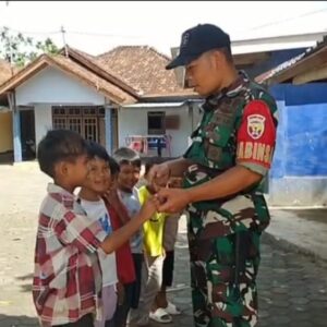Babinsa Gerung Bina Anak-Anak dengan Canda, Harapan, dan Motivasi
