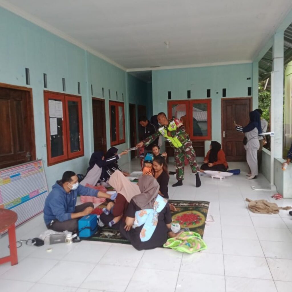 Sinergi TNI dan Nakes di Posyandu Selelos