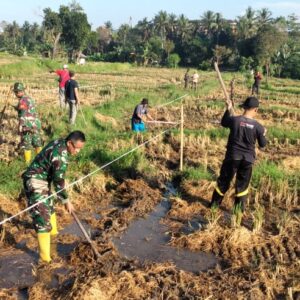 Sinergi TNI-Rakyat Bangun Jalan Pertanian di Labuapi