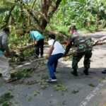 Wujudkan Jalan Bersih, Babinsa dan Bhabinkamtibmas Cendi Manik Ajak Gotong Royong