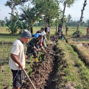 Gotong Royong Buka Jalan Usaha Tani di Merembu