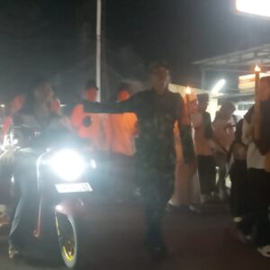 Babinsa dan Warga Amankan Pawai Obor Sambut 1 Muharram