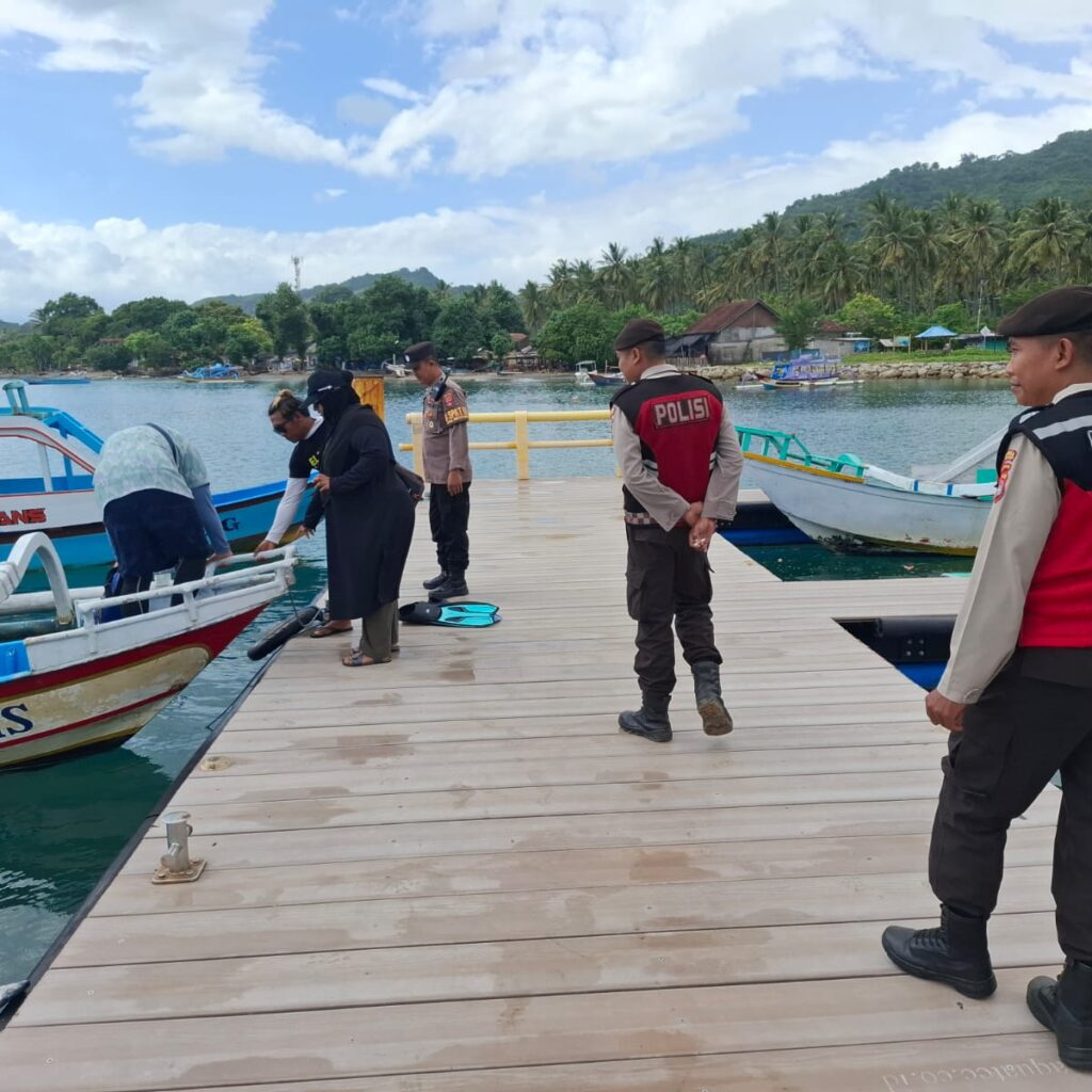 Polisi Aktif Jaga Kamtibmas di Pantai Sekotong, Lombok Barat