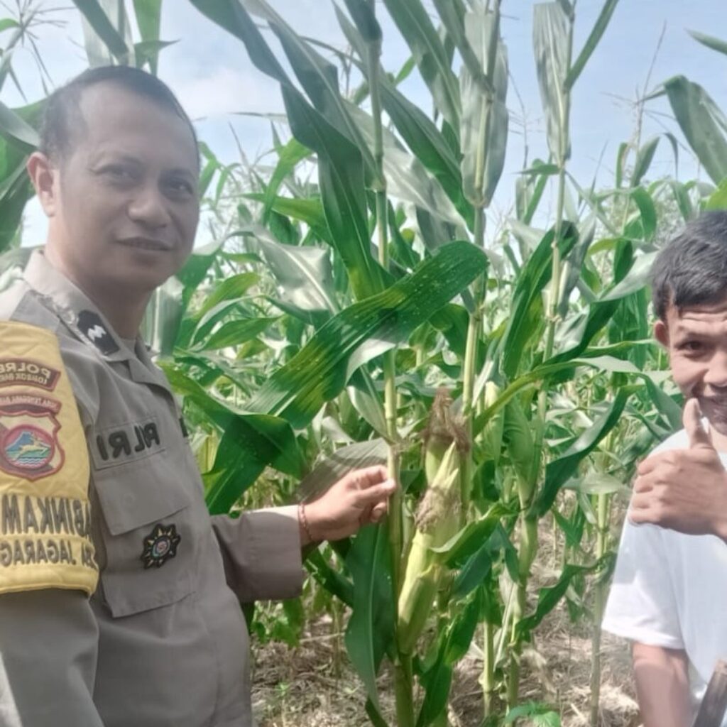 Pendampingan Petani oleh Bhabinkamtibmas di Desa Jagaraga Indah