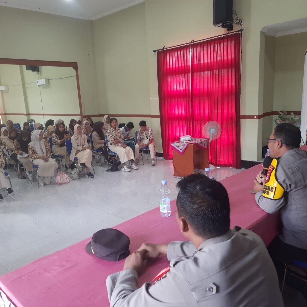 Cegah Kenakalan Remaja, Polres Lobar Sosialisasi ke Pelajar SMA Negeri 1 Gerung