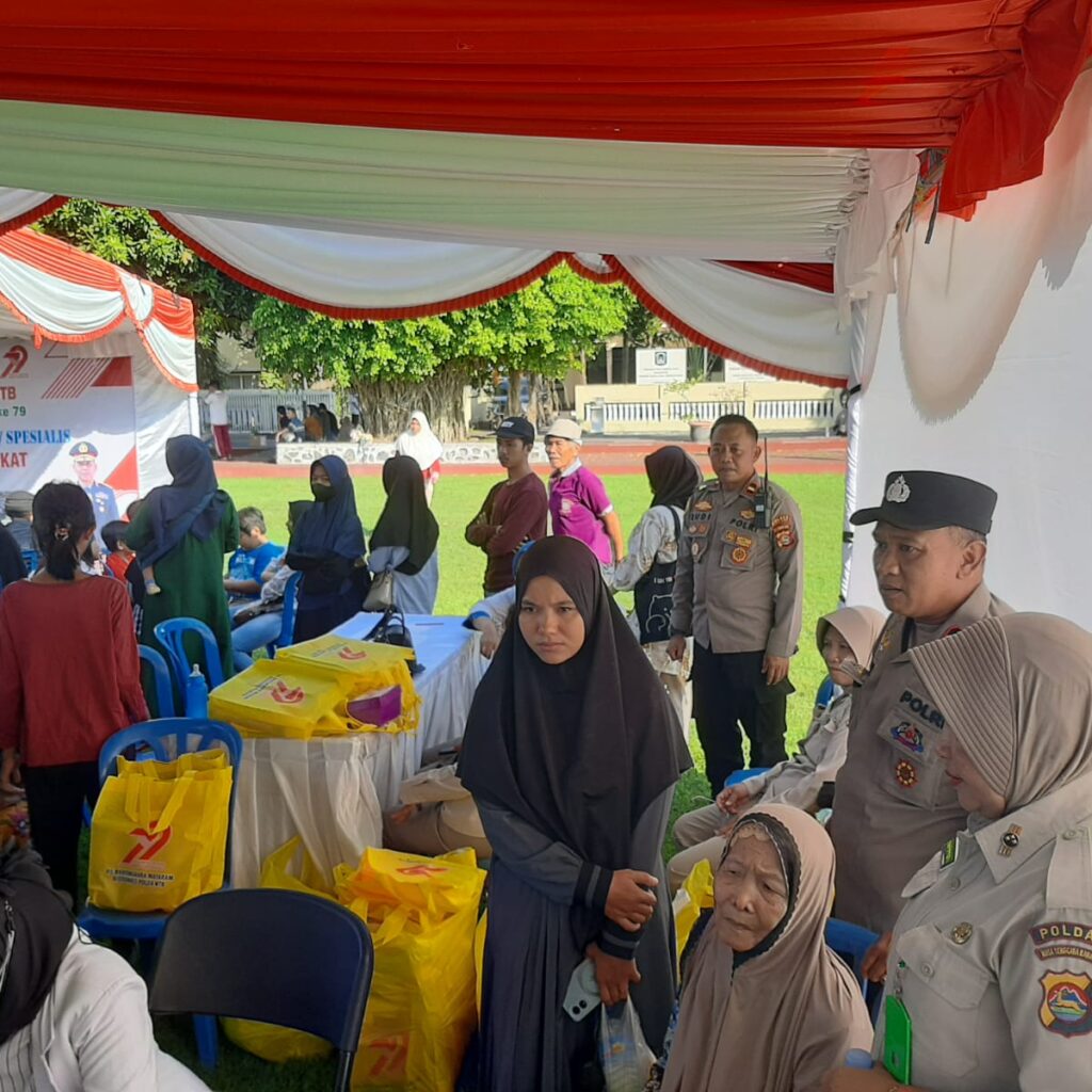 Warga Labuapi Terima Layanan Kesehatan dan Bansos Gratis dari Polri