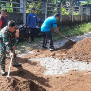 Gotong Royong Babinsa dan Warga Kompak Perbaiki Infrastruktur Jalan