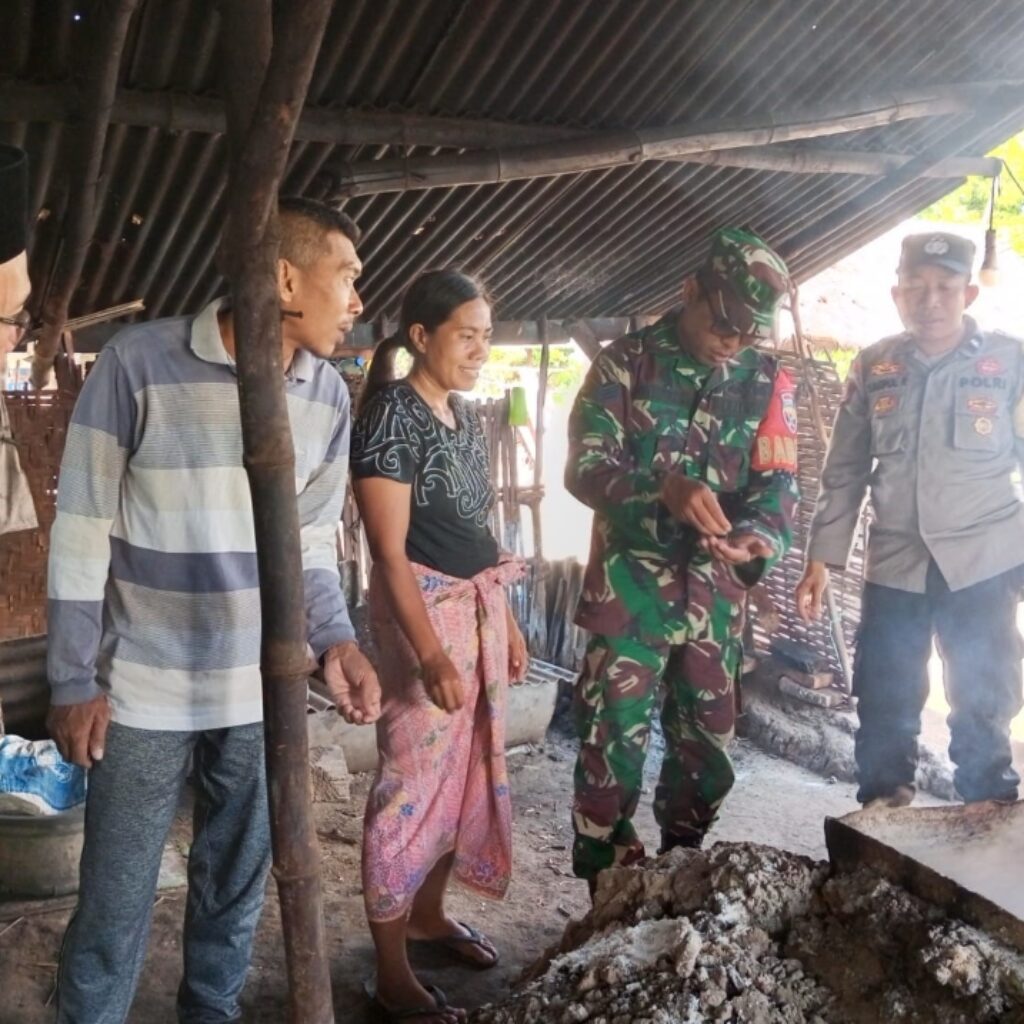 Babinsa dan Kades Kunjungi Petani Garam Tradisional Sekotong