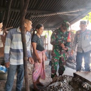 Babinsa dan Kades Kunjungi Petani Garam Tradisional Sekotong