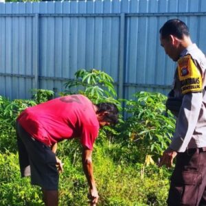 Bhabinkamtibmas Senteluk Edukasi Warga Manfaatkan Pekarangan