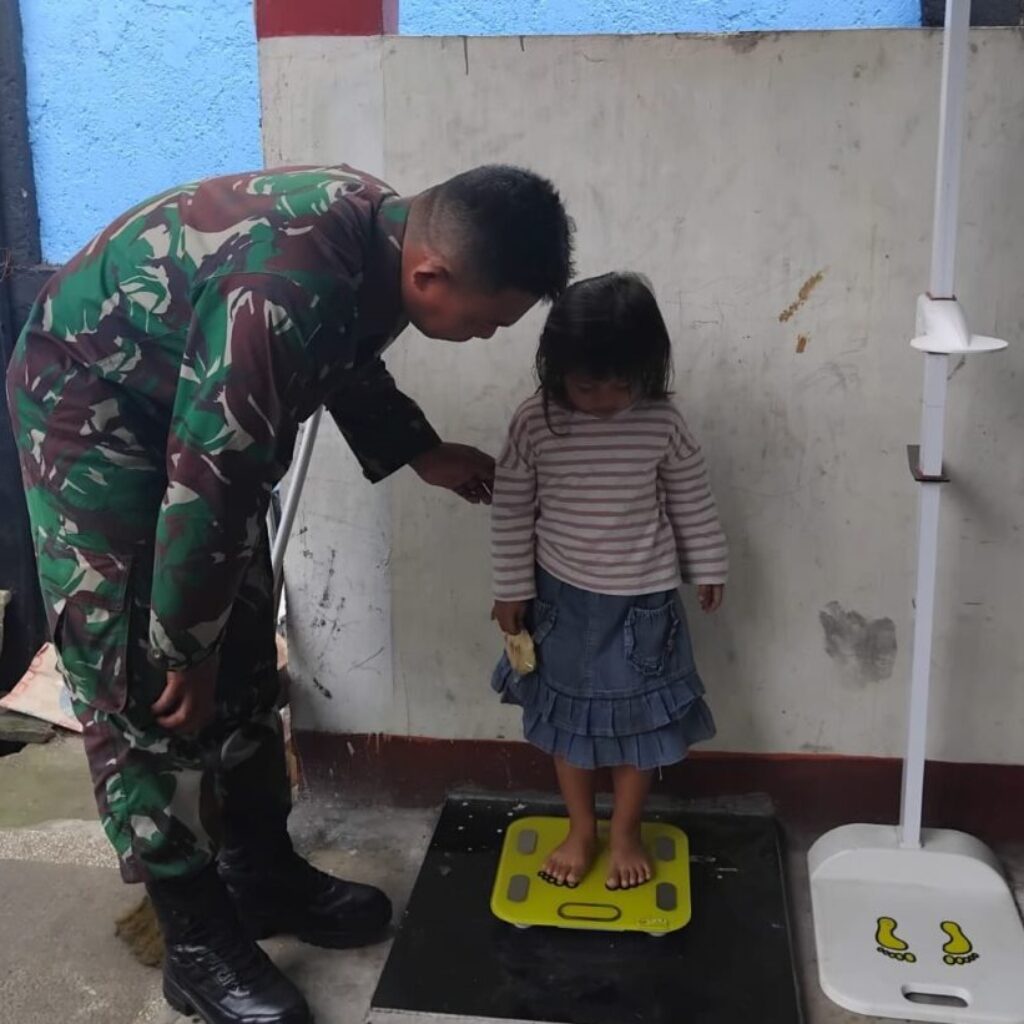 Babinsa Mandalika Dampingi Kegiatan Posyandu Melati di Lendang Lekong