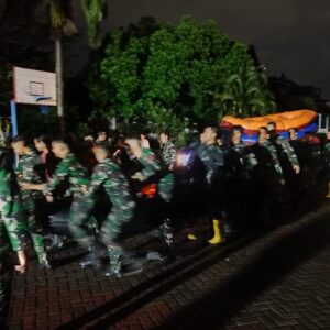 Kodim 1606/Mataram Bantu Evakuasi Warga Saat Banjir