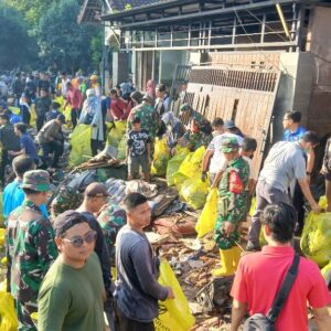 Sungai Ancar Dibersihkan, Warga Karang Kemong Turun Tangan