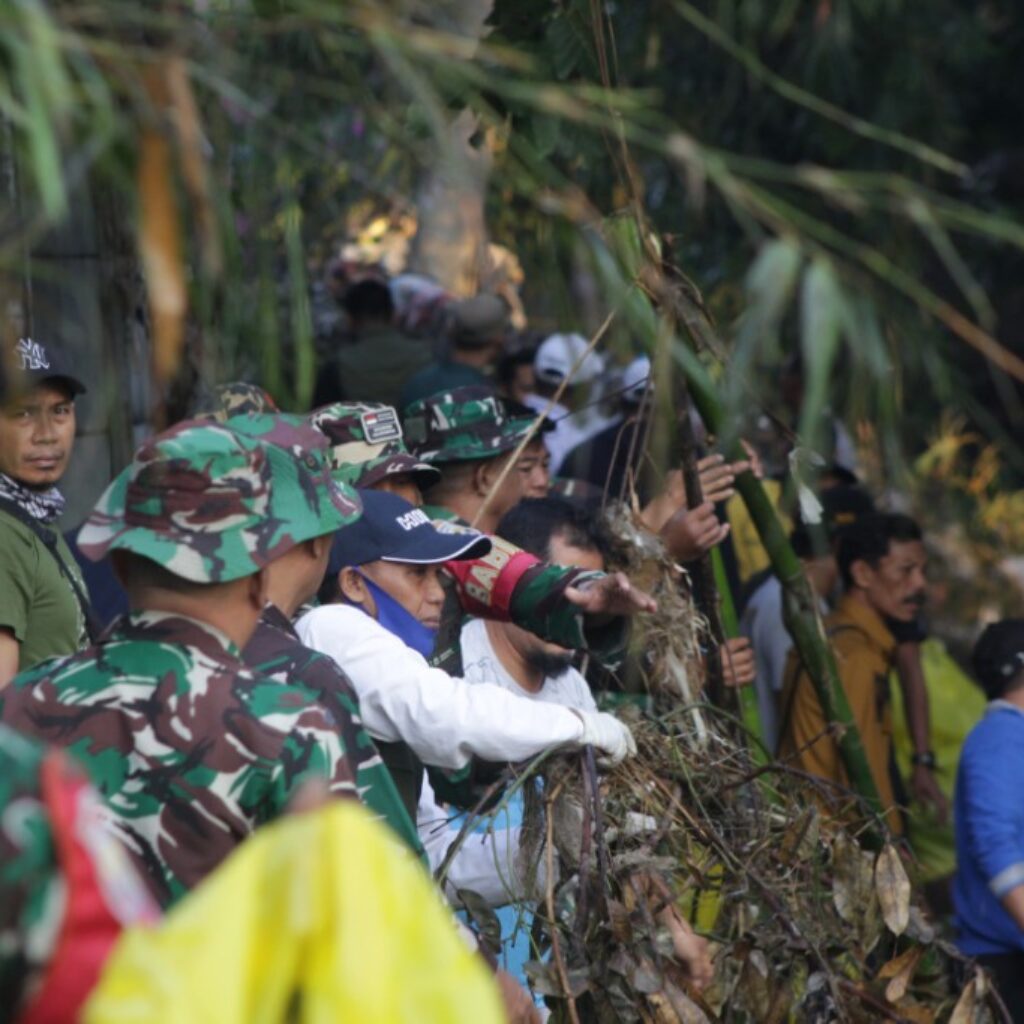 Gotong Royong 500 Relawan Bersihkan Sungai Kali Ancar di Mataram
