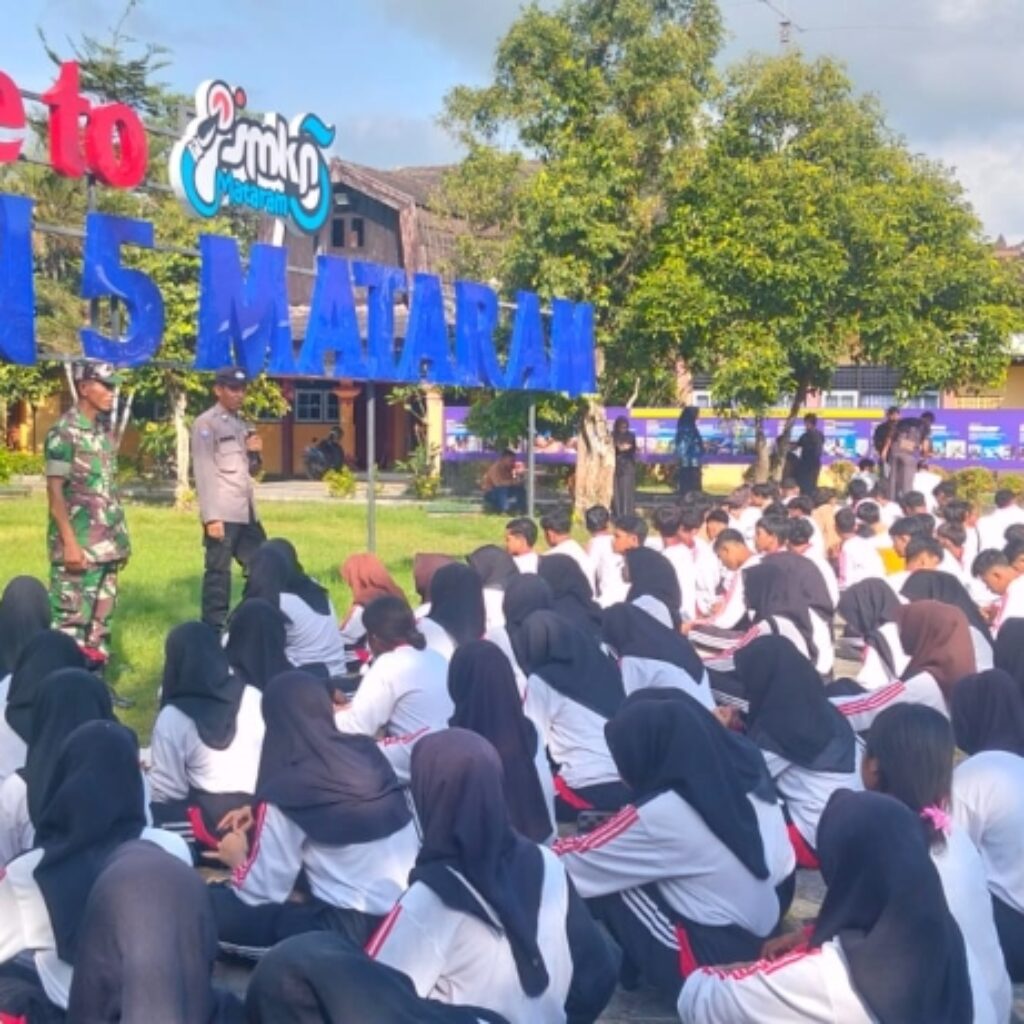 Libur Sekolah, Babinsa dan Bhabinkamtibmas Berikan Pelatihan di SMKN 5 Mataram