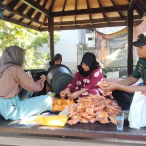 Sinergi Babinsa dan Warga Majukan UMKM Desa Langko