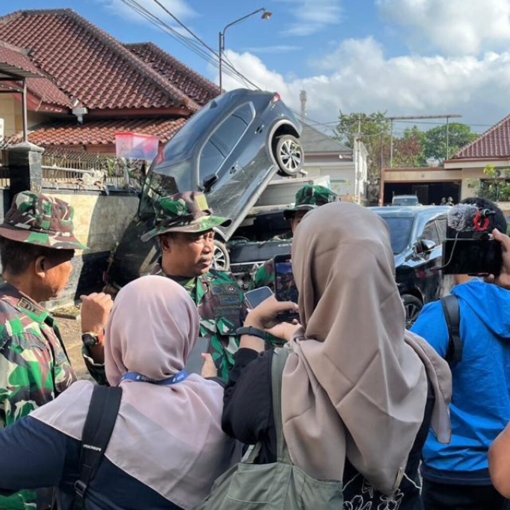 Kodim 1606/Mataram Kerahkan Ratusan Personel Pasca Hujan Deras