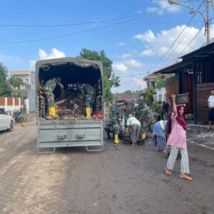 Kodim 1606/Mataram Kerahkan Ratusan Personel Bersihkan Sampah Banjir