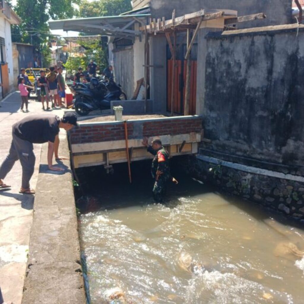 Aksi Peduli Babinsa Bersama Warga Cegah Banjir