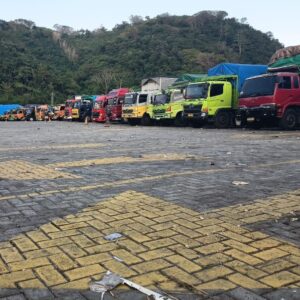 Antrean Kendaraan di Pelabuhan Gilimas Terpantau Tertib dan Aman