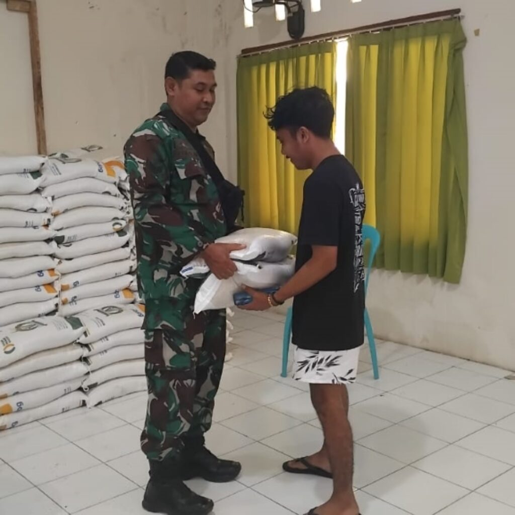 Pembagian Beras di Kelurahan Banjar Berjalan Aman dan Tertib