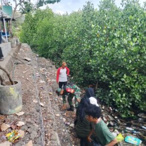Mahasiswa Unram dan Babinsa Bersatu Lestarikan Alam