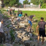 Anggota Koramil 1606-05/Mataram Pimpin Aksi Pembersihan Talud Jalan Pemakaman