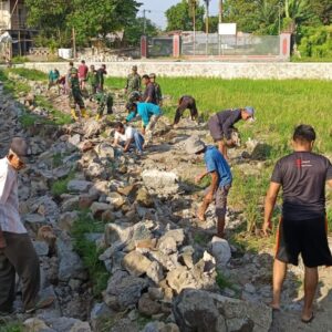 Anggota Koramil 1606-05/Mataram Pimpin Aksi Pembersihan Talud Jalan Pemakaman