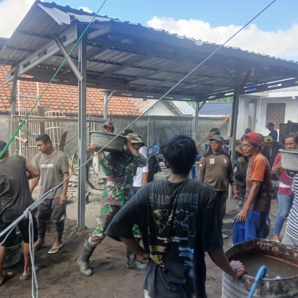 Babinsa Beleka dan Warga Bangun Masjid Penuh Semangat